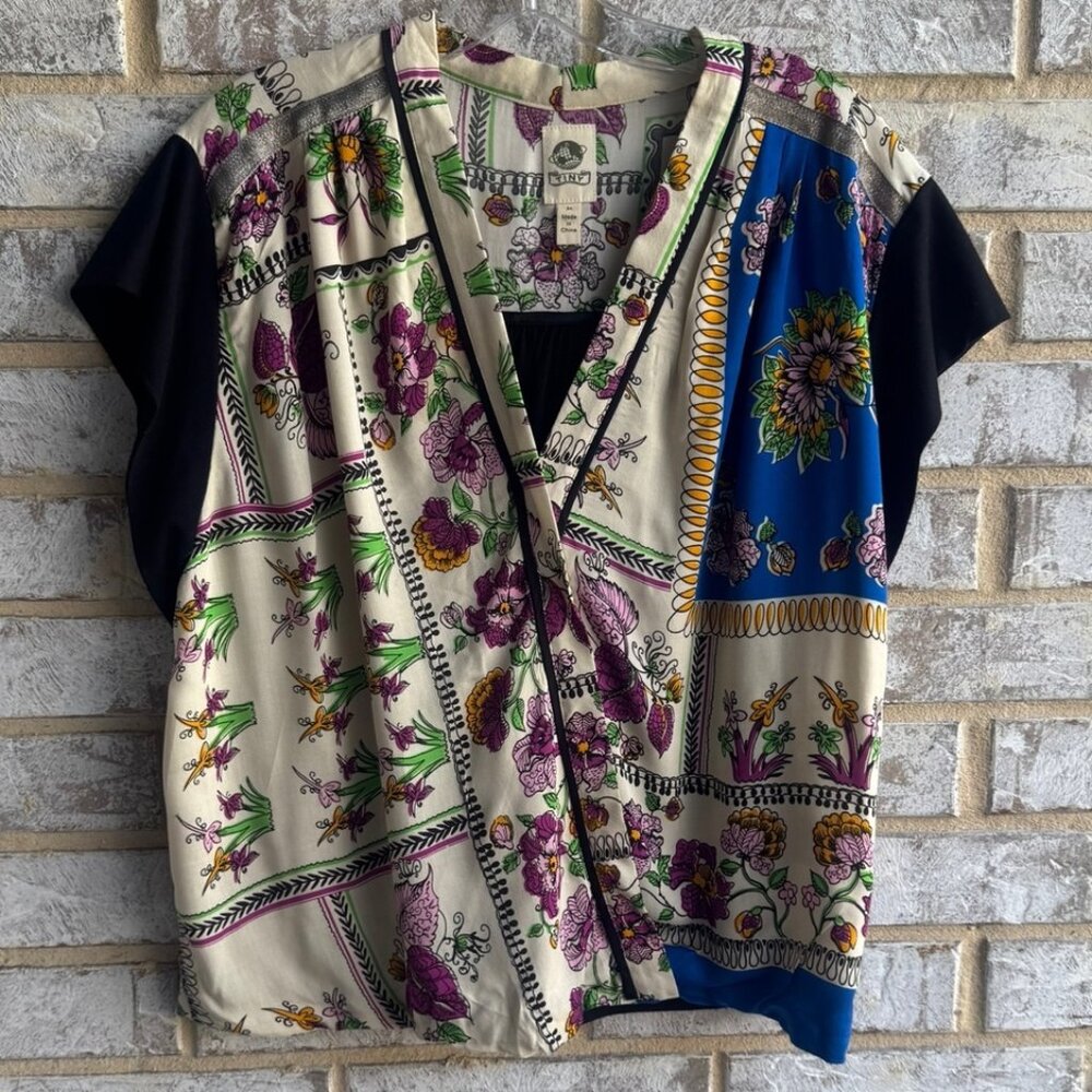 TINY Short Sleeve Cara Wrap V-Neck Floral Blouse Women's Size M